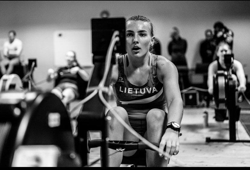 Eglė treniruojasi irklavimo treniruokliu – nespalvotas sportinės karjeros kadras